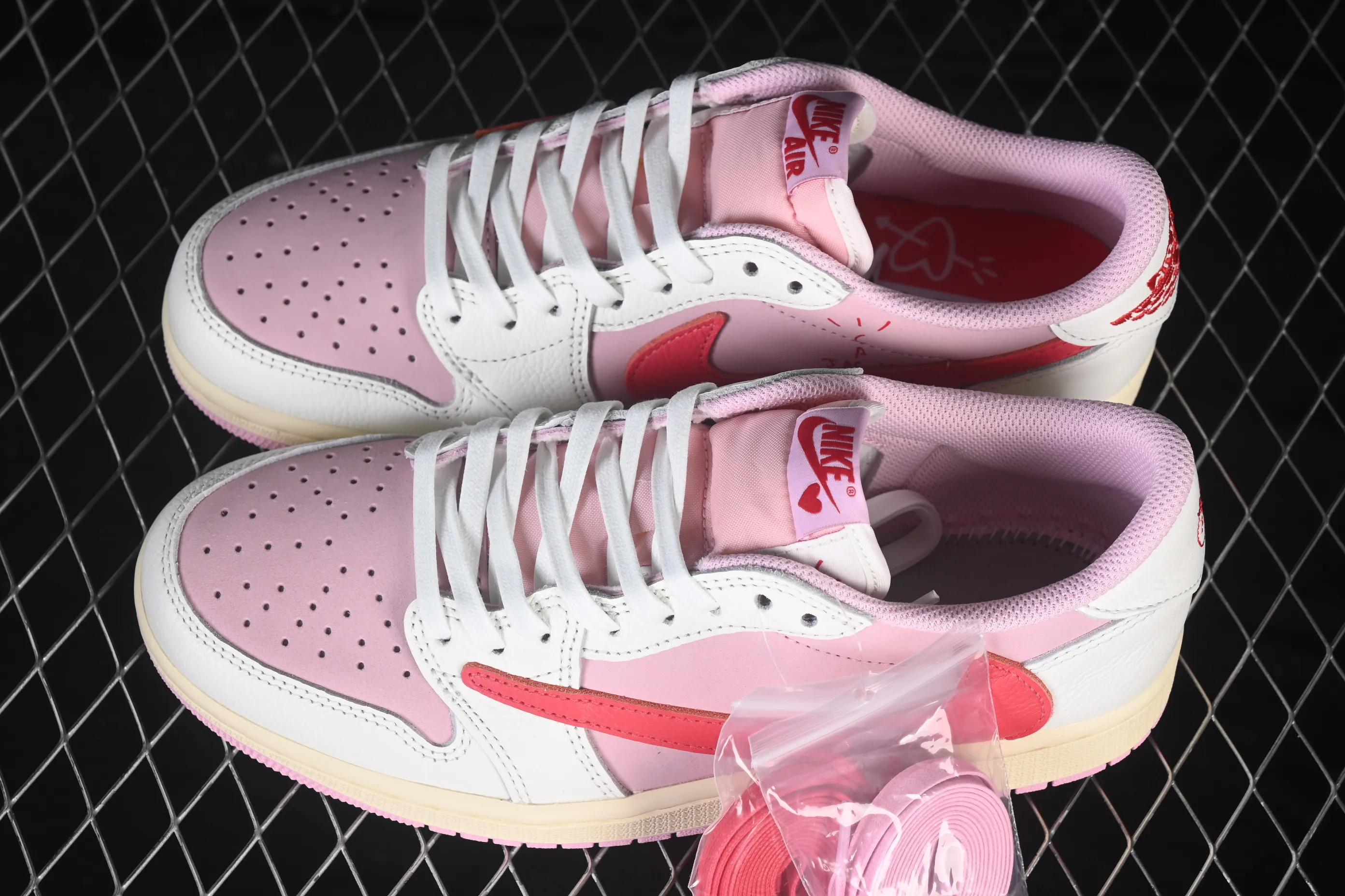 All categories Air Jordan Jordan series basketball shoes Air Jordan 1 Low LJR version Travis Scott x Air Jordan 1 Low OG AJ1 Joe 1 joint undercut IQ7604-101